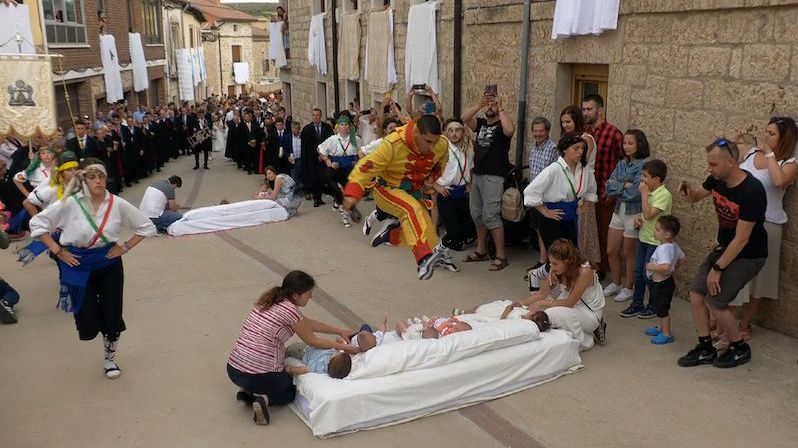 Ve Španělsku po dvou letech opět skákali přes mimina